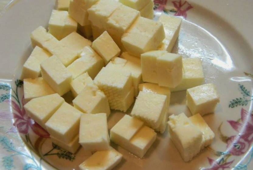 Салат с брынзой, помидорами, огурцами и пекинской капустой