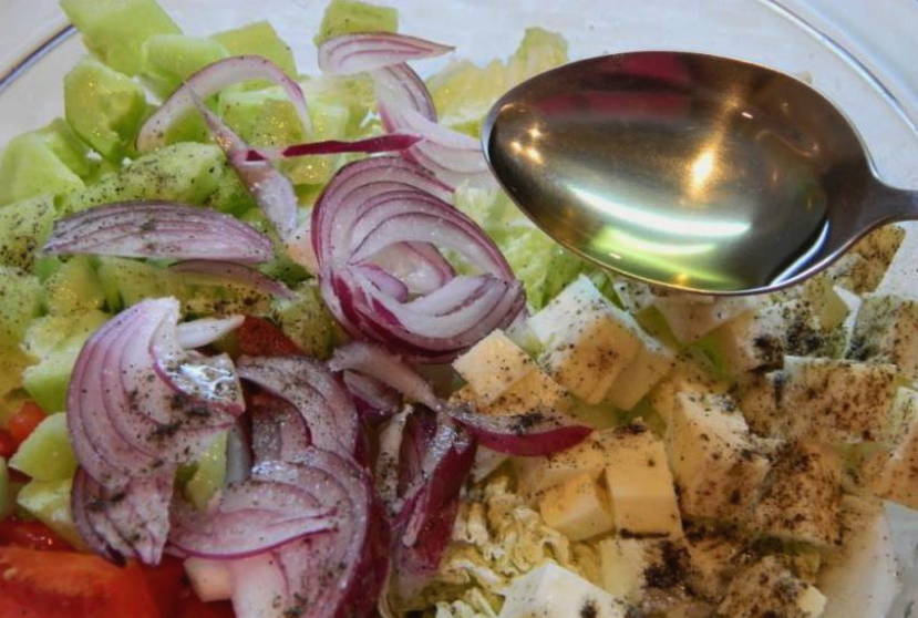 Салат с брынзой, помидорами, огурцами и пекинской капустой