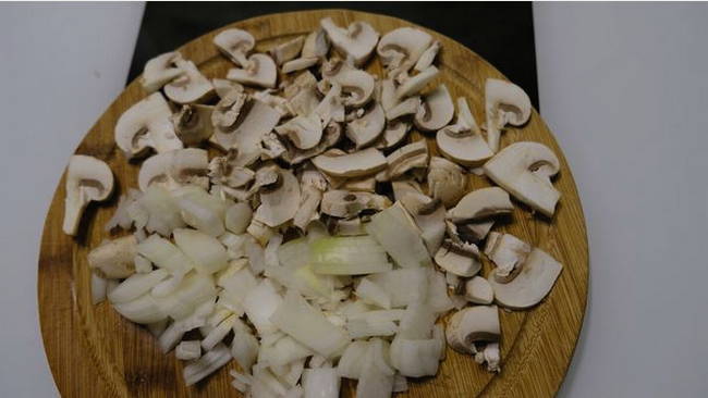 Салат «Рыжик» с курицей и грибами