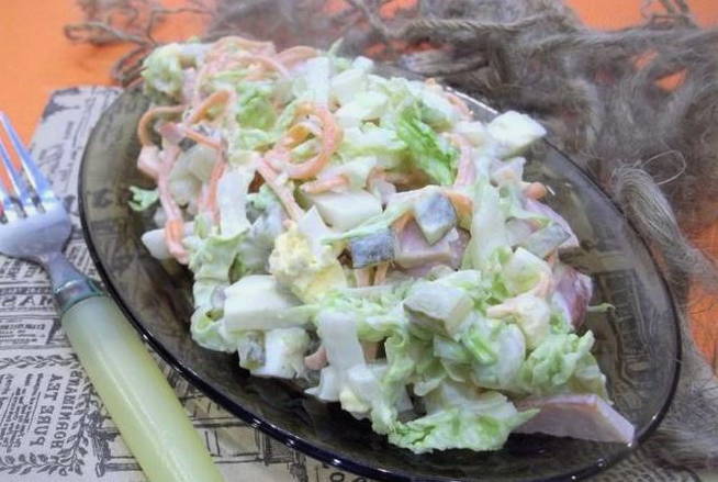 Салат с ветчиной и пекинской капустой