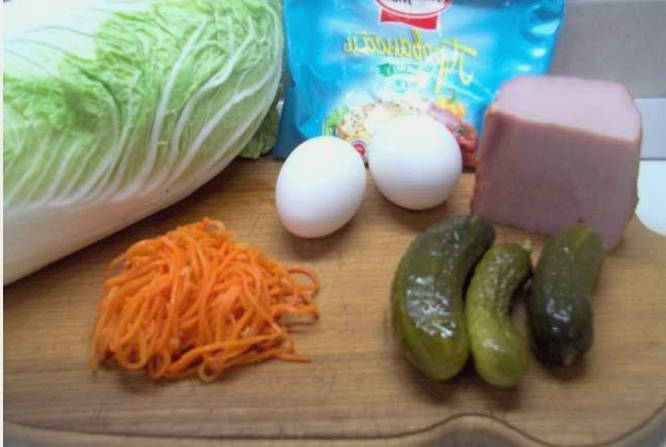 Салат с ветчиной и пекинской капустой