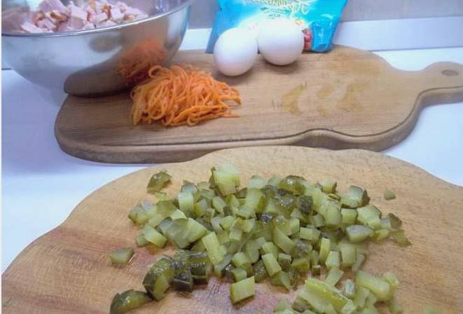 Салат с ветчиной и пекинской капустой