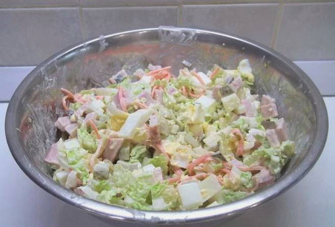 Салат с ветчиной и пекинской капустой
