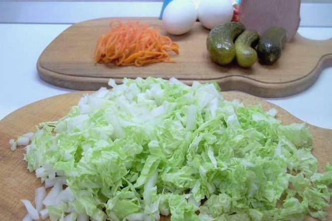 Салат с ветчиной и пекинской капустой
