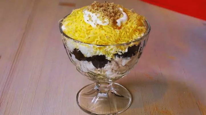 Салат с вареной курицей и сыром