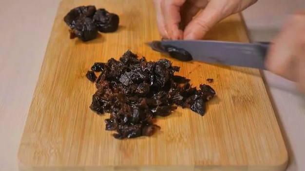 Салат с вареной курицей и сыром
