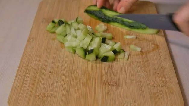 Салат с вареной курицей и сыром