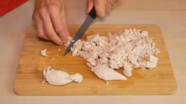 Салат с вареной курицей и сыром