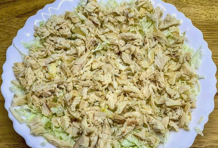 Салат с вареной курицей и пекинской капустой