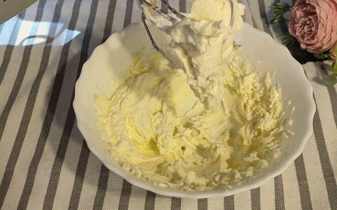 Торт «Молочная девочка» с клубникой