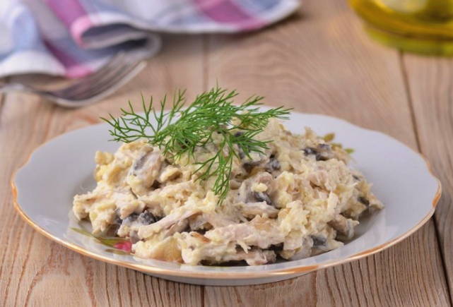 Салат с вареной курицей и грибами