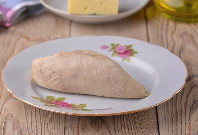 Салат с вареной курицей и грибами