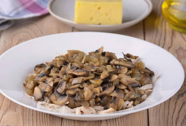 Салат с вареной курицей и грибами