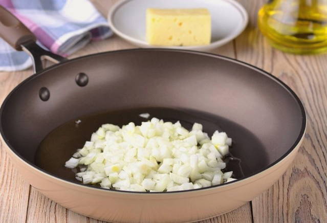 Салат с вареной курицей и грибами