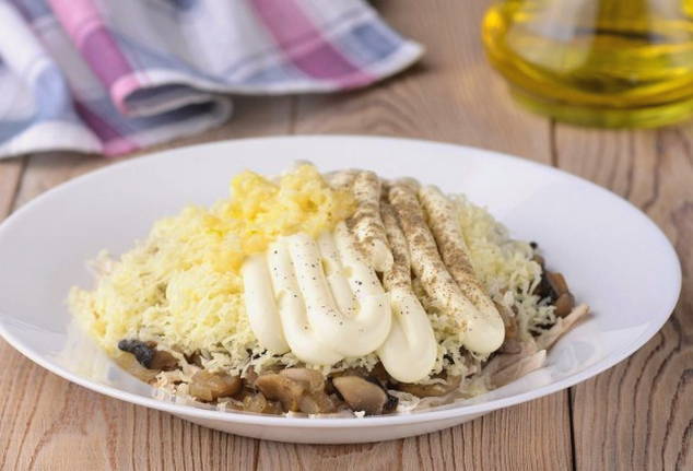 Салат с вареной курицей и грибами