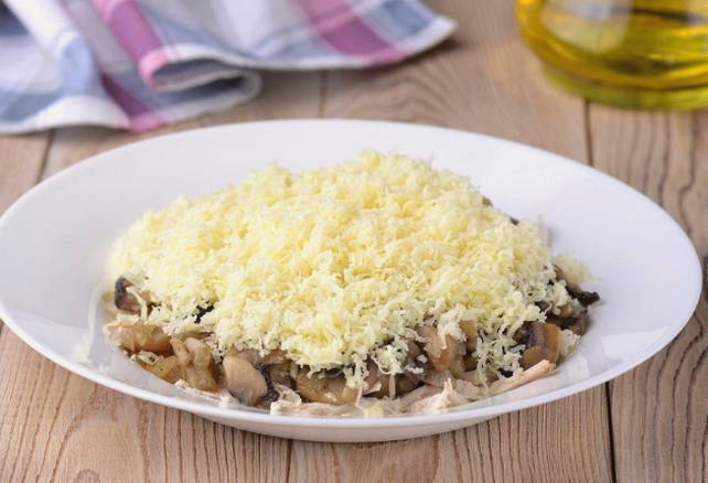 Салат с вареной курицей и грибами