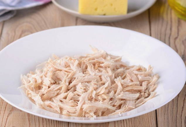 Салат с вареной курицей и грибами