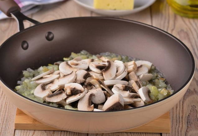 Салат с вареной курицей и грибами
