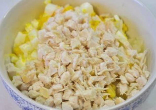 Салат с вареной курицей и ананасами