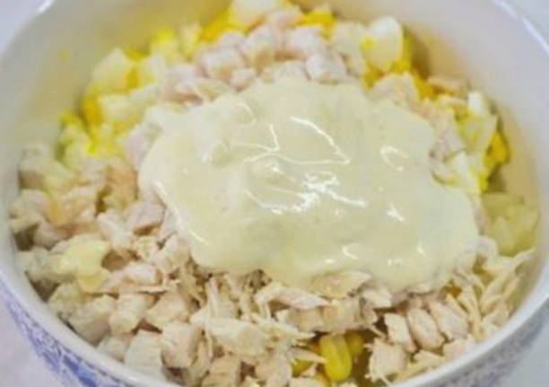 Салат с вареной курицей и ананасами