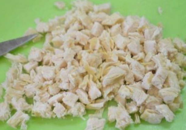 Салат с вареной курицей и ананасами