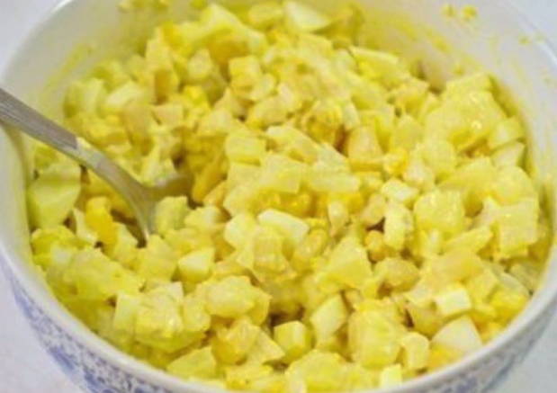 Салат с вареной курицей и ананасами