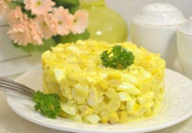 Салат с вареной курицей и ананасами