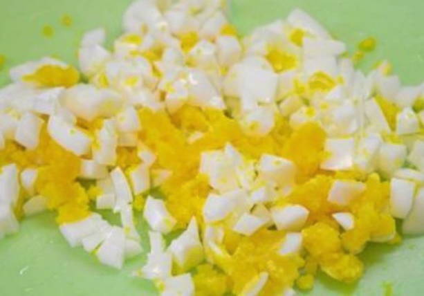 Салат с вареной курицей и ананасами