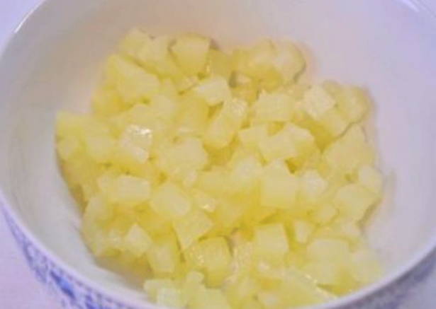 Салат с вареной курицей и ананасами