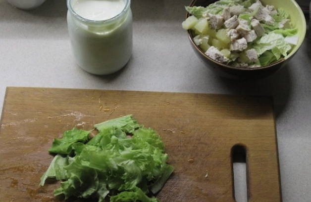 Салат с вареной курицей без майонеза