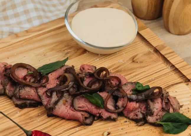 Маринованный ростбиф из говядины с луком