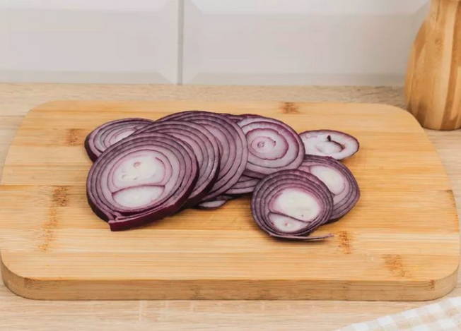 Маринованный ростбиф из говядины с луком