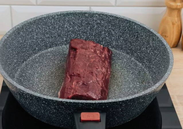 Маринованный ростбиф из говядины с луком
