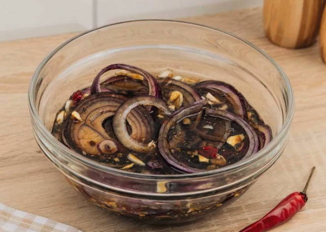 Маринованный ростбиф из говядины с луком