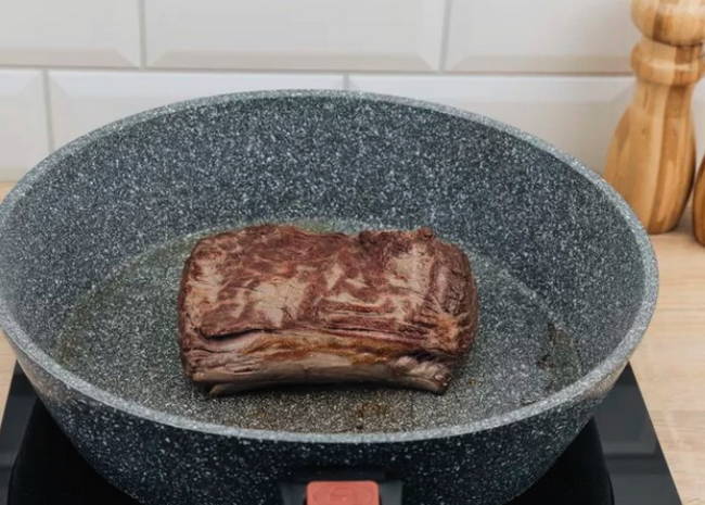Маринованный ростбиф из говядины с луком
