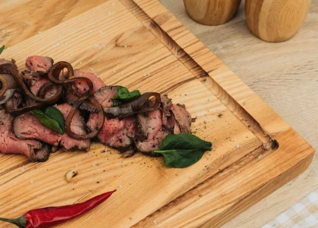 Маринованный ростбиф из говядины с луком