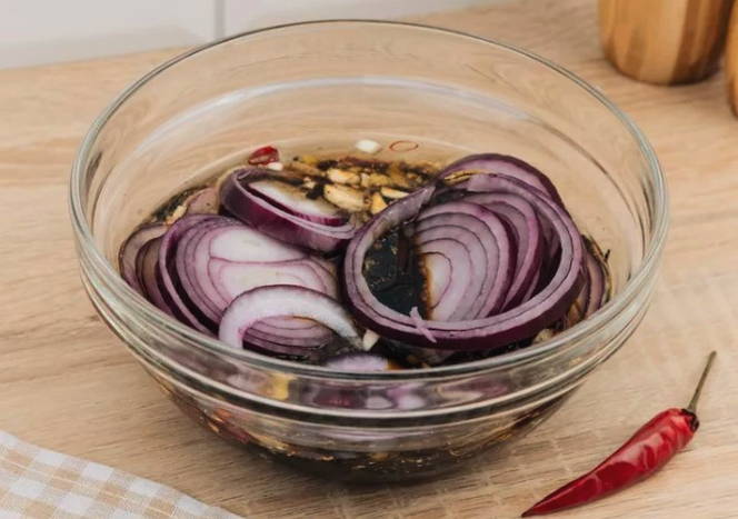 Маринованный ростбиф из говядины с луком