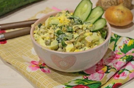 Салат с вареной куриной грудкой и свежим огурцом