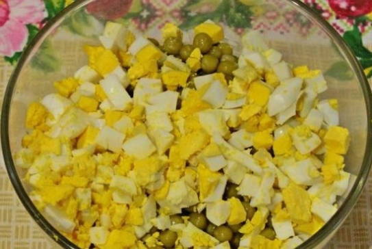 Салат с вареной куриной грудкой и свежим огурцом