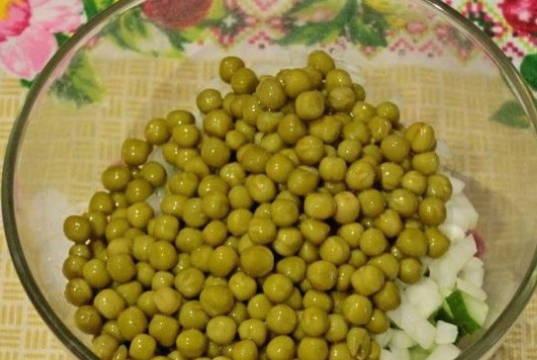 Салат с вареной куриной грудкой и свежим огурцом