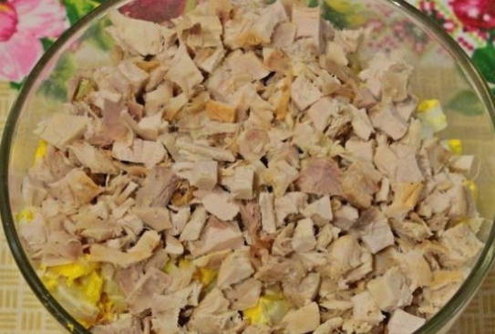 Салат с вареной куриной грудкой и свежим огурцом