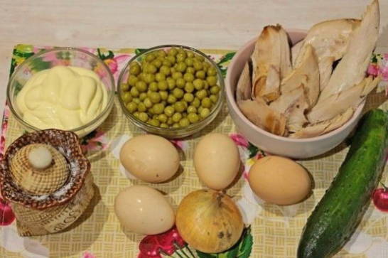 Салат с вареной куриной грудкой и свежим огурцом