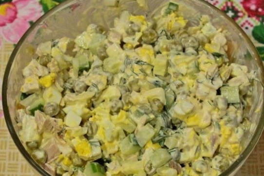 Салат с вареной куриной грудкой и свежим огурцом