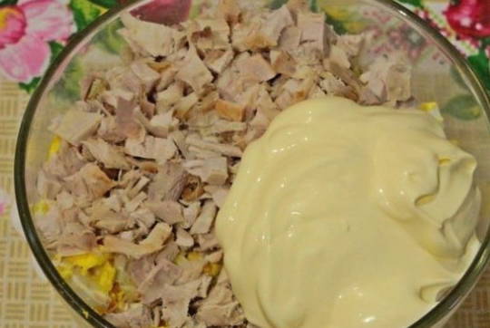 Салат с вареной куриной грудкой и свежим огурцом