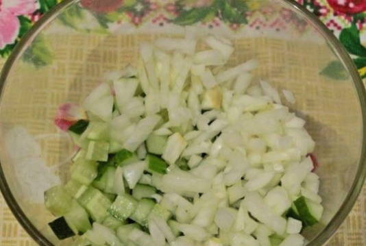 Салат с вареной куриной грудкой и свежим огурцом