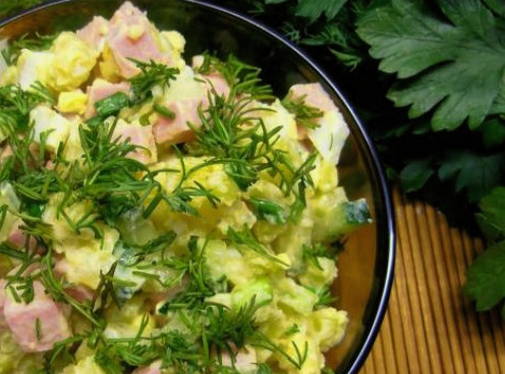 Салат с вареной колбасой и свежим огурцом