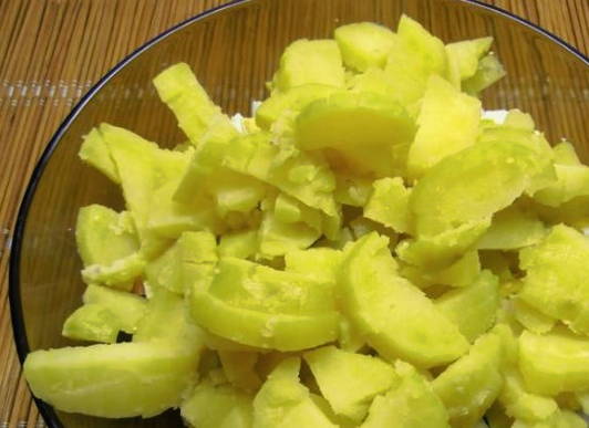 Салат с вареной колбасой и свежим огурцом