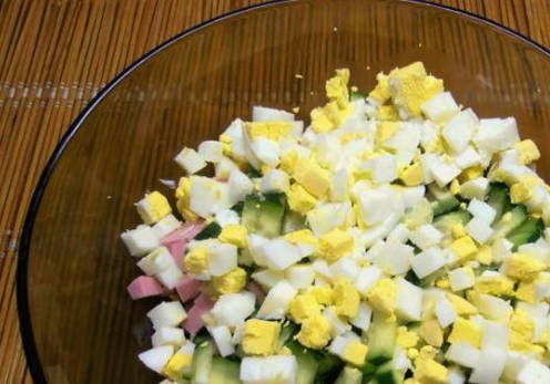 Салат с вареной колбасой и свежим огурцом