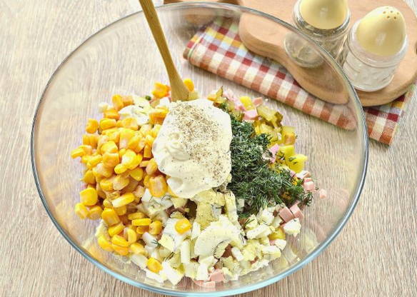 Салат с вареной колбасой и кукурузой