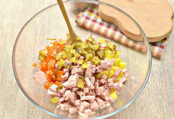 Салат с вареной колбасой и кукурузой